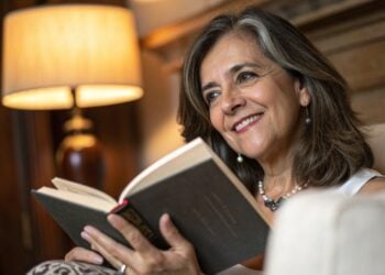 Mujer, libro, declive cognitivo