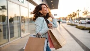 ¿Por qué la gente gasta más de lo necesario en el Black Friday? La psicología lo explica