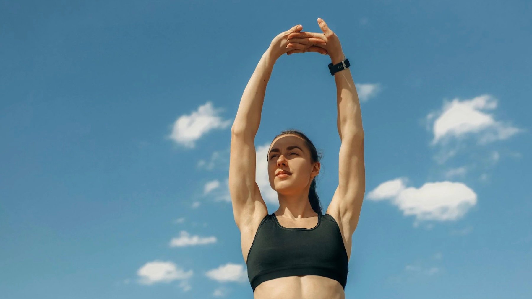 Mujer estirando, ganar fuerza, fuerza