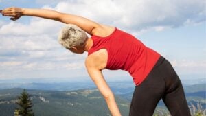 Las pesas son historia: el ejercicio de bajo impacto que ayuda a las mujeres de 50 años a fortalecer la espalda