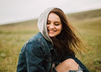 Qué significa llevar la capucha de la sudadera puesta según la psicología, llevar siempre la capucha según la psicología, explicación psicológica de llevar puesta la capucha.