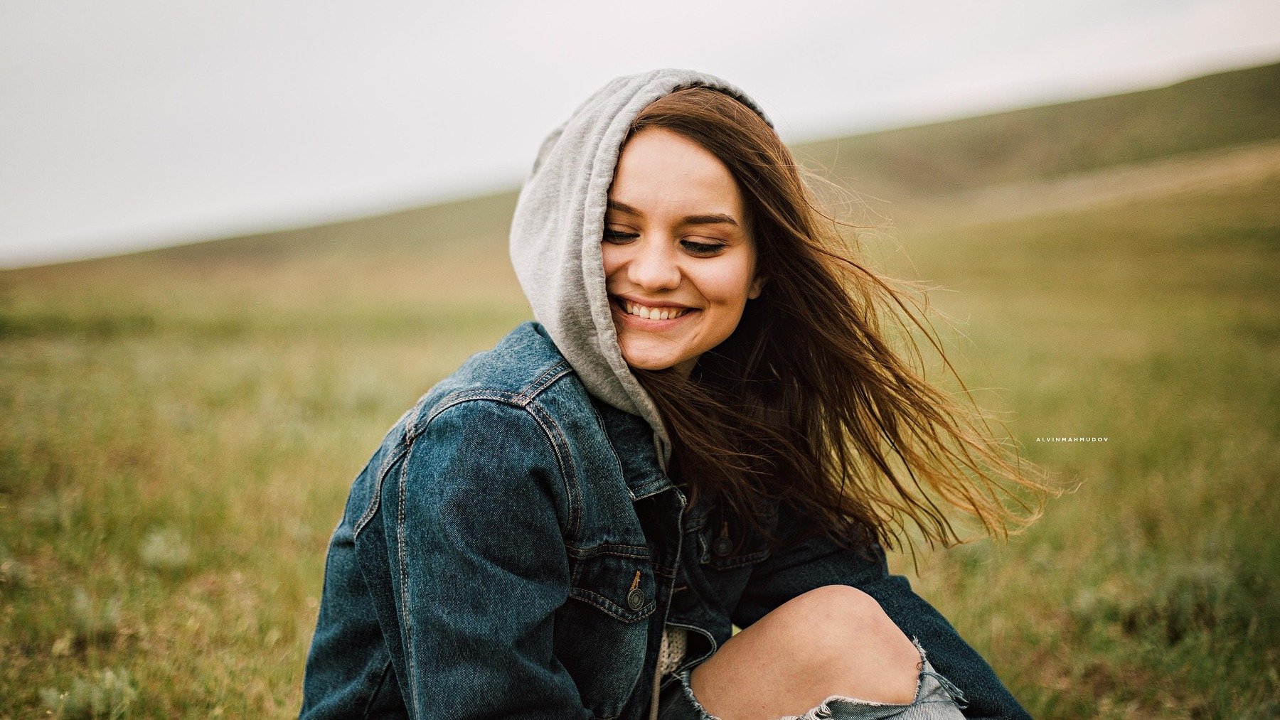 Qué significa llevar la capucha de la sudadera puesta según la psicología, llevar siempre la capucha según la psicología, explicación psicológica de llevar puesta la capucha.