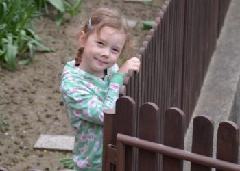 Mejor actividad extraescolar pensamiento crítico en niños, actividades extraescolares para los hijos, jardinería en niños, beneficios de la jardinería en niños.