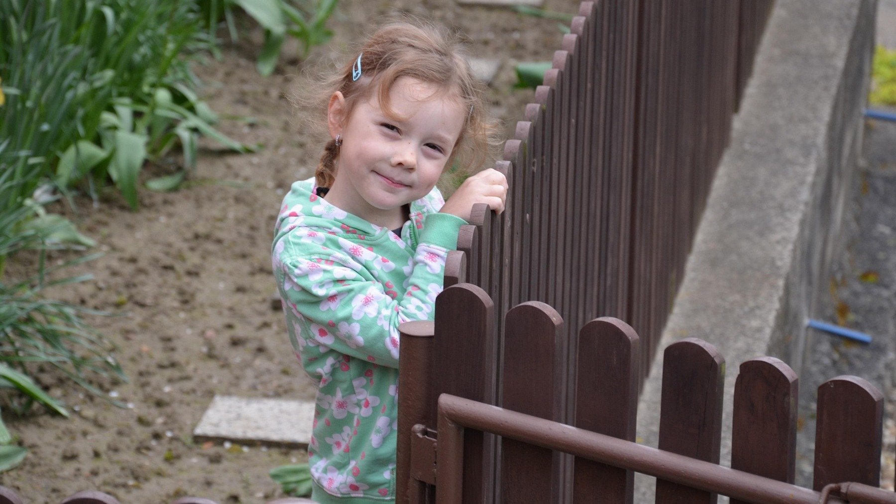 Mejor actividad extraescolar pensamiento crítico en niños, actividades extraescolares para los hijos, jardinería en niños, beneficios de la jardinería en niños.
