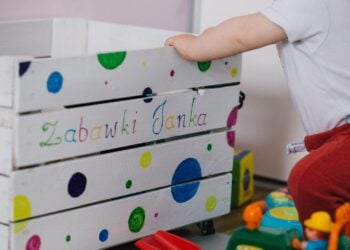 Frase para que los niños recojan sus juguetes, cómo hacer que los niños recojan los juguetes, psicología positiva en niños, frases para recoger los juguetes sin enfados.