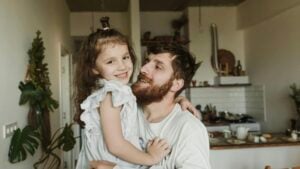 El hábito que hace a los niños más inteligentes y pocos padres trabajamos en España: avalado por psicólogos