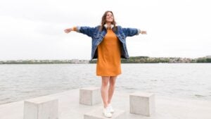 El microhábito de 15 segundos que puede cambiar tu tono para el resto del día: está avalado por una doctora