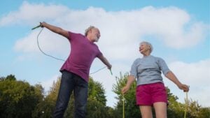 Sí, las personas con osteoporosis también pueden hacer ejercicio y estar activas: la Clínica Mayo explica cómo