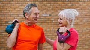 4 microhábitos para mantenerse activo y hacer deporte después de los 60 años, según la doctora Beatriz Crespo