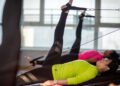 Los expertos en pilates recomiendan este ejercicio totalmente tumbado que ayuda a las mujeres de más de 50 años a activar los abdominales profundos y aliviar el dolor lumbar