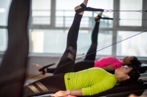 Los expertos en pilates recomiendan este ejercicio totalmente tumbado que ayuda a las mujeres de más de 50 años a activar los abdominales profundos y aliviar el dolor lumbar