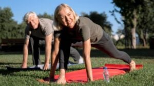 Si tienes más de 50 años puedes activar tu cuerpo por la mañana con estos 4 ejercicios súper rápidos