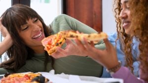 ¿Qué comida rápida es más saludable: el kebab o la pizza? Una tecnóloga de alimentos lo deja bien claro