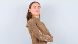 Por qué las personas que visten tonos neutros generan más confianza en los demás: lo explican los estilistas