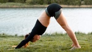 No hace falta que dejes las pesas, pero también puedes ganar fuerza haciendo este ejercicio cada día