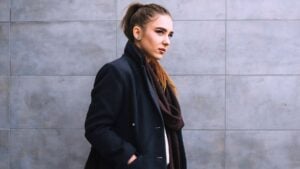 ¿Las personas que visten de negro transmiten poder o distancia emocional? La psicología despeja todas las dudas