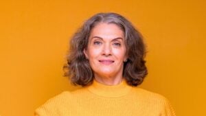 ¿Cuál es el mejor color para que las mujeres mayores de 65 años iluminen su rostro y favorezcan sus rasgos naturales?