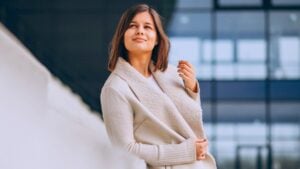 Por qué las personas seguras de sí mismas nunca cruzan los brazos al hablar con los demás según la psicología