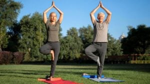 Nadar es muy bueno, pero este ejercicio también mejora el equilibrio en mayores de 60 años con movilidad reducida