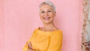 El sorprendente color que recomiendan los expertos para que los mayores de 65 años se vean más juveniles