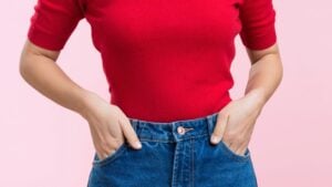 ¿Por qué algunas personas meten las manos en los bolsillos al hablar? La psicología lo explica