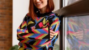 Esto es lo que transmites sobre tu personalidad si vistes ropa muy colorida, según la psicología del color