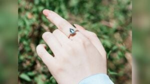 Las personas que llevan un anillo en el dedo índice comparten estos rasgos de personalidad, según los joyeros