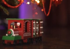 El significado de decorar un árbol de Navidad con un tren: esto es lo que dicen los psicólogos