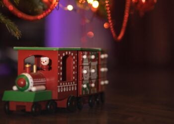 El significado de decorar un árbol de Navidad con un tren: esto es lo que dicen los psicólogos