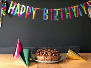 El significado de que te dé mucha vergüenza que te canten ‘Cumpleaños feliz’, según la psicología