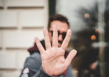 Si te cuesta decir que no a la gente es por este motivo: lo explica la psicología