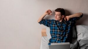 Adiós a levantarse cansado: el ejercicio que más te ayuda a descansar por las noches, según un estudio