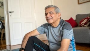 El mejor ejercicio sin pesas ni materiales para que los mayores de 60 años ganen fuerza desde casa