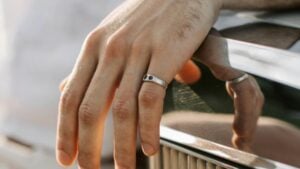 Las personas que llevan un anillo en el dedo meñique comparten estos rasgos, según los joyeros