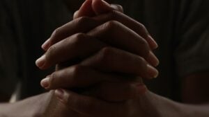 ¿Qué significa el gesto de entrelazar las manos al hablar con alguien, según la psicología?