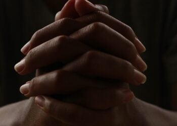 Qué significa enlazar las manos al hablar en psicología, significado psicológico cruzar brazos al hablar, explicación psicológica de hablar con las manos enlazadas, entrelazar los brazos para hablar con alguien según la psicología.