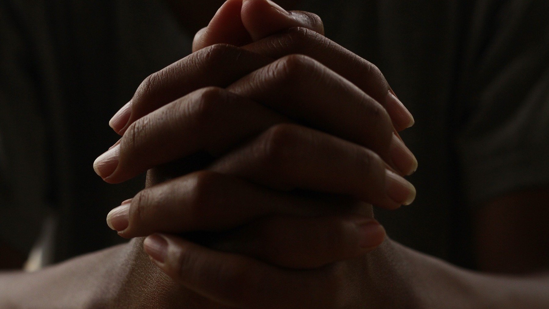 Qué significa enlazar las manos al hablar en psicología, significado psicológico cruzar brazos al hablar, explicación psicológica de hablar con las manos enlazadas, entrelazar los brazos para hablar con alguien según la psicología.