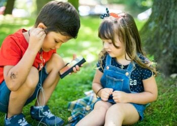 El aviso del psicólogo Alberto Soler sobre regalar a tu hijo un móvil estas Navidades: ésta es la mejor edad