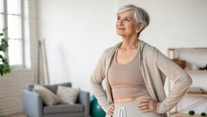 El gimnasio ya es historia: el mejor ejercicio para que los mayores de 60 años ganen fuerza sin salir de su casa