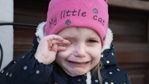 La frase de 2 palabras que puede calmar a un niño en menos que canta un gallo: avalada por un psicólogo español