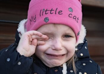 Consejo de un psicólogo infantil para calmar a tu hijo, frase para calmar a tu hijo según un psicólogo infantil, psicología infantil, crianza respetuosa, validar emociones del niño, rabietas del hijo, frase de dos palabras para evitar rabietas, consejos de Álvaro Bilbao para rabietas de los niños.