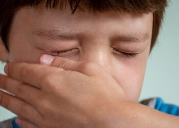 Consejo de un psicólogo infantil para calmar a tu hijo, frase para calmar a tu hijo según un psicólogo infantil, psicología infantil, crianza respetuosa, validar emociones del niño, rabietas del hijo, frase de dos palabras para evitar rabietas, consejos de Álvaro Bilbao para rabietas de los niños, importancia de que los niños nos cuenten sus problemas, decir al hijo que te cuente qué le ocurre, palabra para calmar angustia de un hijo.