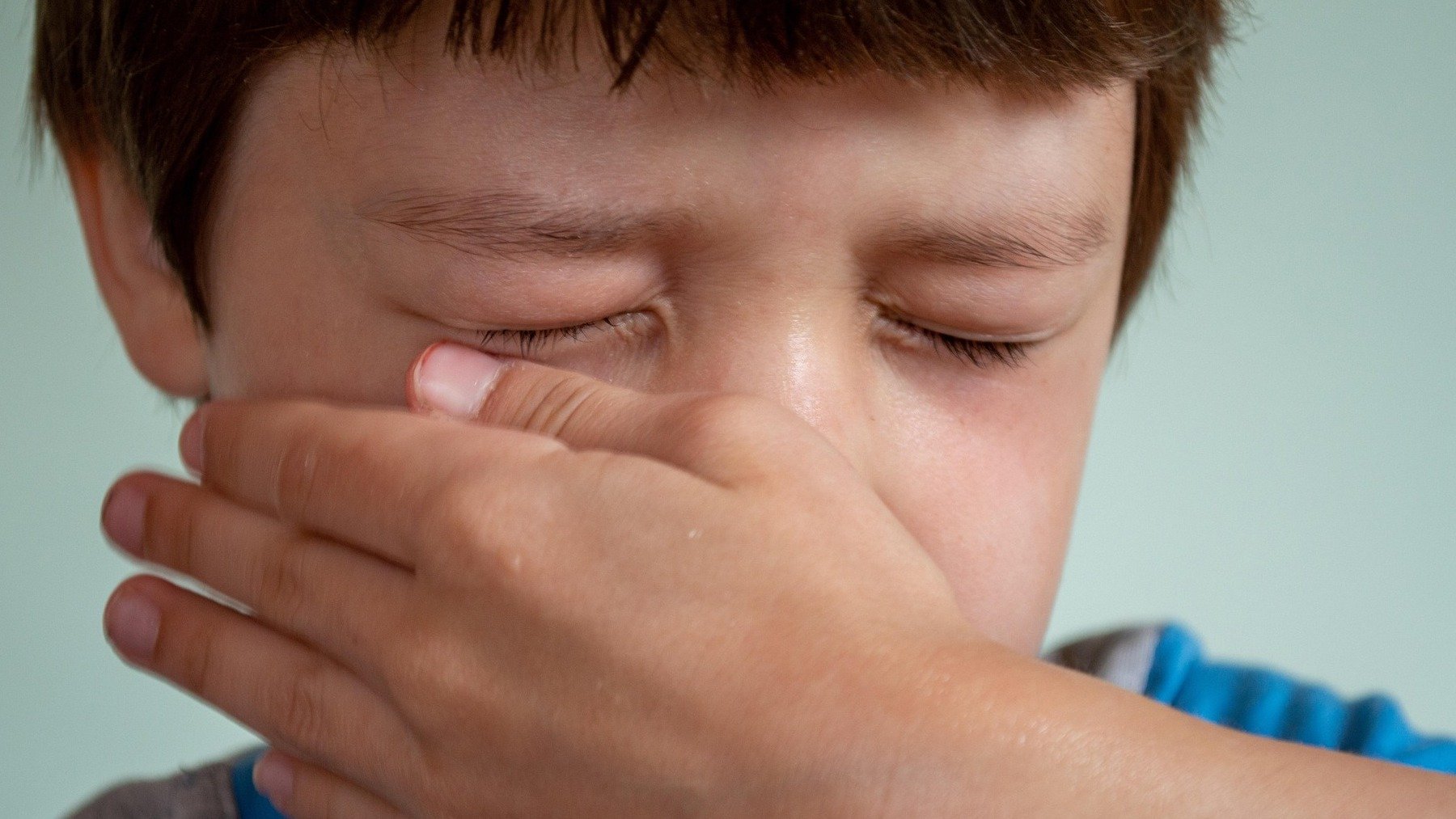 Consejo de un psicólogo infantil para calmar a tu hijo, frase para calmar a tu hijo según un psicólogo infantil, psicología infantil, crianza respetuosa, validar emociones del niño, rabietas del hijo, frase de dos palabras para evitar rabietas, consejos de Álvaro Bilbao para rabietas de los niños, importancia de que los niños nos cuenten sus problemas, decir al hijo que te cuente qué le ocurre, palabra para calmar angustia de un hijo.
