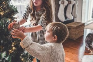 La frase de 6 palabras que ayuda a los niños gestionar las emociones intensas en Navidad, según los psicólogos