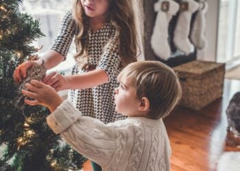 La frase de 6 palabras que ayuda a los niños gestionar las emociones intensas en Navidad, según los psicólogos