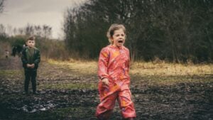 Hay una frase de 2 palabras que puede calmar la rabieta de tu hijo en 30 segundos, aunque nadie en España la usa