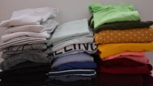 Los 5 rasgos que tienen todas las personas que dejan la ropa tirada en la silla, según los psicólogos