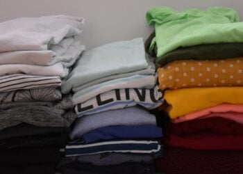 ropa tirada en la silla