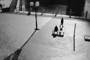 Qué significado tiene saludar sin levantarte de la silla: los psicólogos lo explican