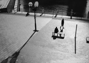 Qué significado tiene saludar sin levantarte de la silla: los psicólogos lo explican